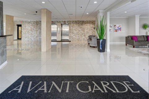 Condo in Hallandale Beach, Florida, 2 bedrooms  № 1998122 - photo 2