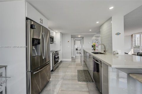 Condo in Hallandale Beach, Florida, 2 bedrooms  № 1998122 - photo 3