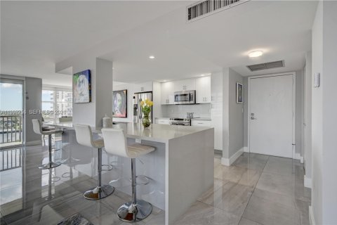 Condo in Hallandale Beach, Florida, 2 bedrooms  № 1998122 - photo 6
