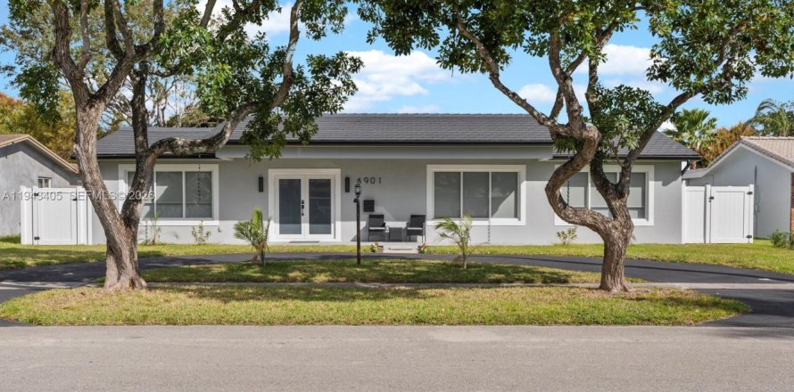 House in Hollywood, Florida 4 bedrooms, 175.59 sq.m. № 2000998