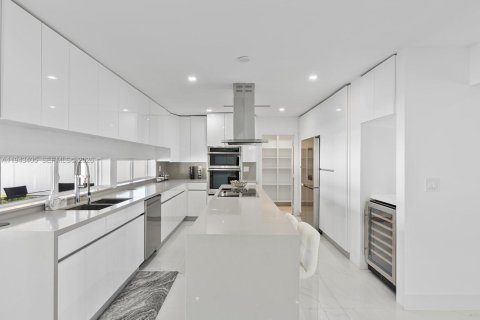 House in Hollywood, Florida 4 bedrooms, 175.59 sq.m. № 2000998 - photo 5