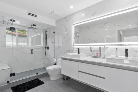 House in Hollywood, Florida 4 bedrooms, 175.59 sq.m. № 2000998 - photo 9