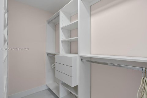 House in Hollywood, Florida 4 bedrooms, 175.59 sq.m. № 2000998 - photo 14