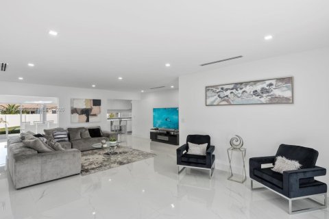 House in Hollywood, Florida 4 bedrooms, 175.59 sq.m. № 2000998 - photo 2