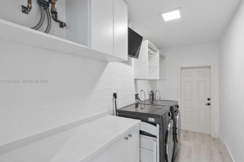 House in Hollywood, Florida 4 bedrooms, 175.59 sq.m. № 2000998 - photo 18