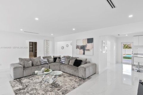 House in Hollywood, Florida 4 bedrooms, 175.59 sq.m. № 2000998 - photo 3