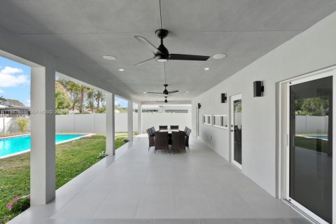House in Hollywood, Florida 4 bedrooms, 175.59 sq.m. № 2000998 - photo 17