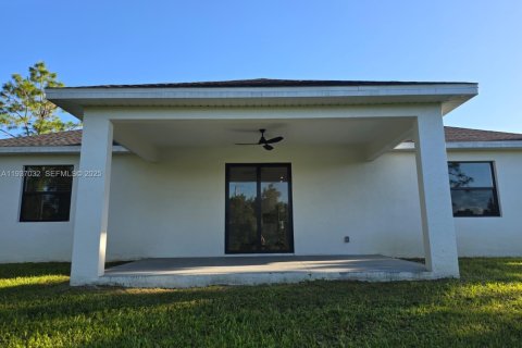 House in Lehigh Acres, Florida 3 bedrooms № 1994895 - photo 7