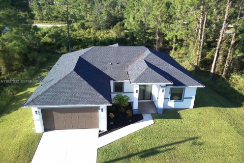 House in Lehigh Acres, Florida 3 bedrooms № 1994895 - photo 2