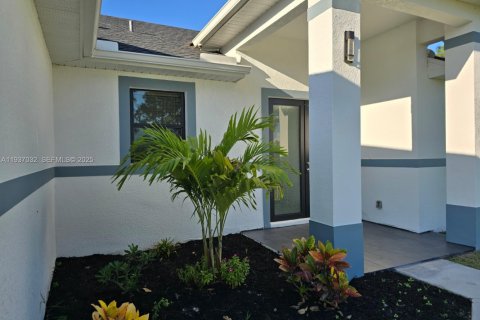 House in Lehigh Acres, Florida 3 bedrooms № 1994895 - photo 4