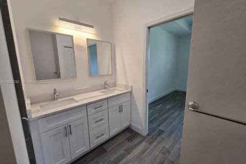 House in Lehigh Acres, Florida 3 bedrooms № 1994895 - photo 9