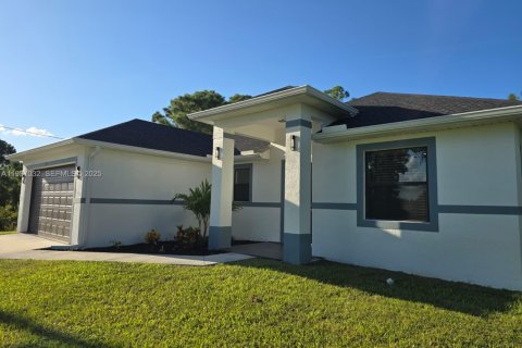 House in Lehigh Acres, Florida 3 bedrooms № 1994895 - photo 5