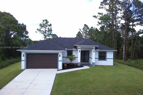 House in Lehigh Acres, Florida 3 bedrooms № 1994895 - photo 1