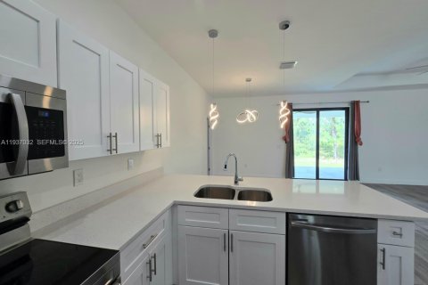 House in Lehigh Acres, Florida 3 bedrooms № 1994895 - photo 21