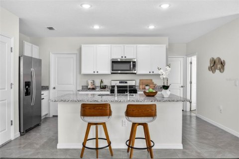 Casa en venta en Zephyrhills, Florida, 5 dormitorios, 227.89 m2 № 2223315 - foto 6