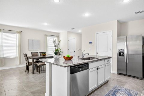 Casa en venta en Zephyrhills, Florida, 5 dormitorios, 227.89 m2 № 2223315 - foto 10