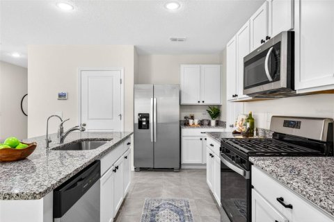Casa en venta en Zephyrhills, Florida, 5 dormitorios, 227.89 m2 № 2223315 - foto 8
