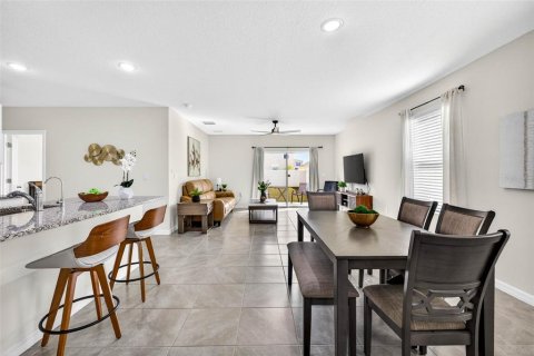 Casa en venta en Zephyrhills, Florida, 5 dormitorios, 227.89 m2 № 2223315 - foto 5