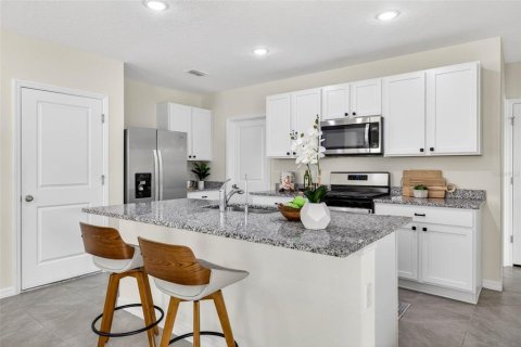 Casa en venta en Zephyrhills, Florida, 5 dormitorios, 227.89 m2 № 2223315 - foto 7