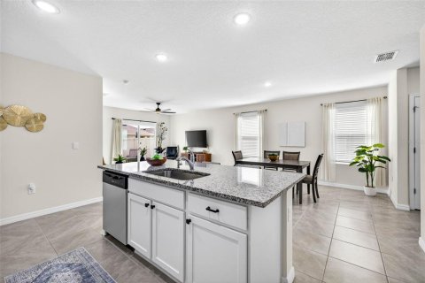 Casa en venta en Zephyrhills, Florida, 5 dormitorios, 227.89 m2 № 2223315 - foto 9