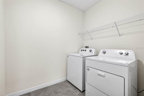 Casa en venta en Zephyrhills, Florida, 5 dormitorios, 227.89 m2 № 2223315 - foto 30