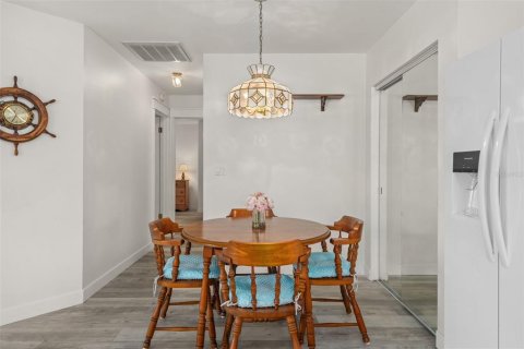 Condominio en venta en Zephyrhills, Florida, 2 dormitorios, 93.65 m2 № 2098996 - foto 13