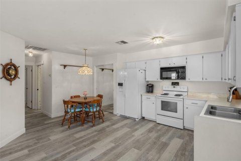 Condominio en venta en Zephyrhills, Florida, 2 dormitorios, 93.65 m2 № 2098996 - foto 9