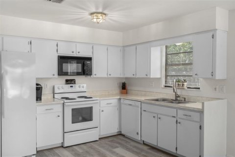 Condominio en venta en Zephyrhills, Florida, 2 dormitorios, 93.65 m2 № 2098996 - foto 11
