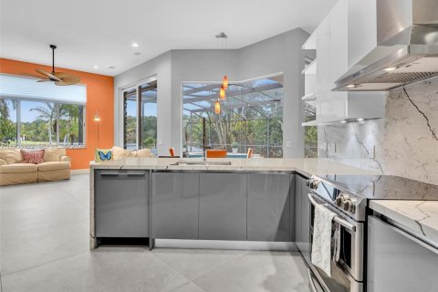 House in Weston, Florida 5 bedrooms, 260.78 sq.m. № 2010553 - photo 10