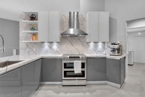 House in Weston, Florida 5 bedrooms, 260.78 sq.m. № 2010553 - photo 9