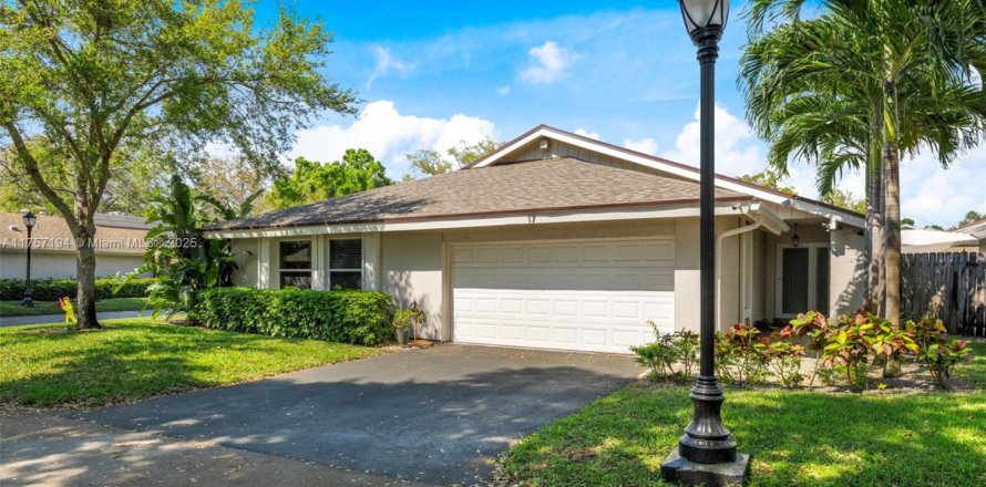 Casa en Hollywood, Florida 3 dormitorios, 157.47 m2 № 1704409