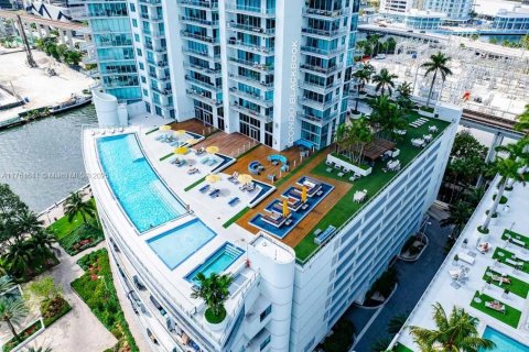 Condo in Miami, Florida, 2 bedrooms  № 1712982 - photo 1