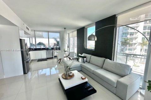 Condo in Miami, Florida, 2 bedrooms  № 1712982 - photo 2