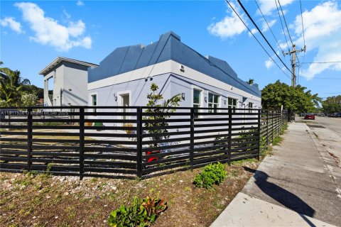 Casa en venta en Miami, Florida, 3 dormitorios, 92.9 m2 № 1972636 - foto 11