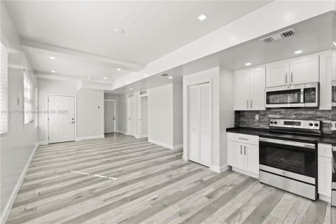 Casa en venta en Miami, Florida, 3 dormitorios, 92.9 m2 № 1972636 - foto 13