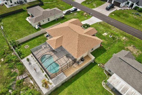 Villa ou maison à vendre à Cape Coral, Floride: 3 chambres, 186.36 m2 № 2398751 - photo 2
