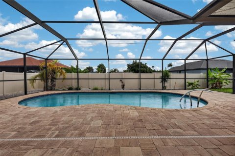 Villa ou maison à vendre à Cape Coral, Floride: 3 chambres, 186.36 m2 № 2398751 - photo 3