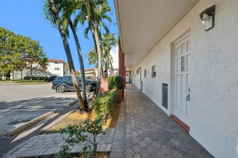Copropriété à vendre à Pembroke Pines, Floride: 2 chambres, 108.7 m2 № 2082725 - photo 19