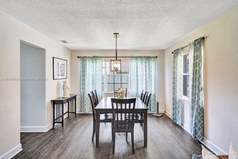 House in Weston, Florida 4 bedrooms, 189.06 sq.m. № 1887448 - photo 3