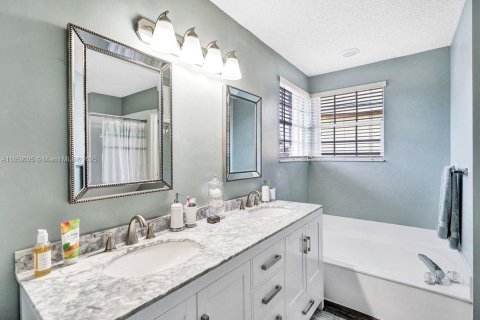 House in Weston, Florida 4 bedrooms, 189.06 sq.m. № 1887448 - photo 16