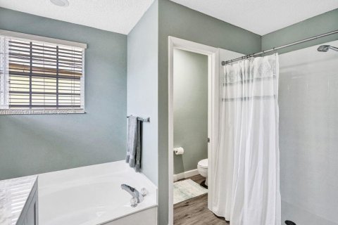 House in Weston, Florida 4 bedrooms, 189.06 sq.m. № 1887448 - photo 17