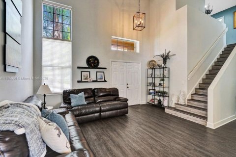 House in Weston, Florida 4 bedrooms, 189.06 sq.m. № 1887448 - photo 2