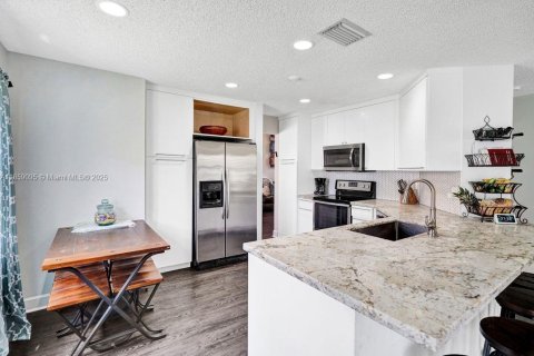 House in Weston, Florida 4 bedrooms, 189.06 sq.m. № 1887448 - photo 6