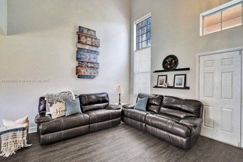 House in Weston, Florida 4 bedrooms, 189.06 sq.m. № 1887448 - photo 11