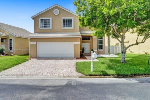 House in Weston, Florida 4 bedrooms, 189.06 sq.m. № 1887448 - photo 1