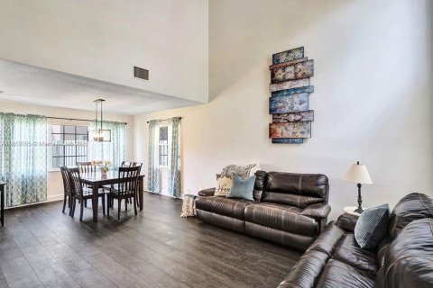 House in Weston, Florida 4 bedrooms, 189.06 sq.m. № 1887448 - photo 10