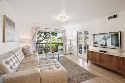 Condo in Pembroke Pines, Florida, 2 bedrooms  № 1932189 - photo 4