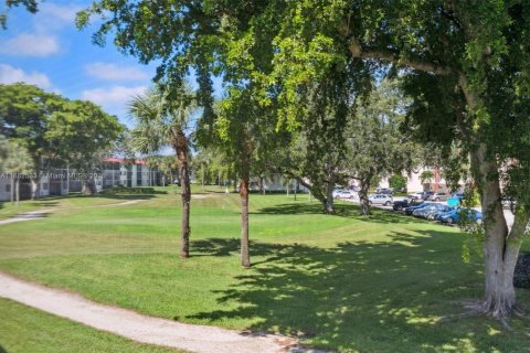 Condo in Pembroke Pines, Florida, 2 bedrooms  № 1932189 - photo 15