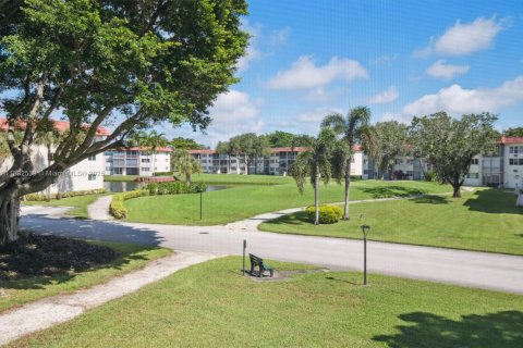 Condo in Pembroke Pines, Florida, 2 bedrooms  № 1932189 - photo 14