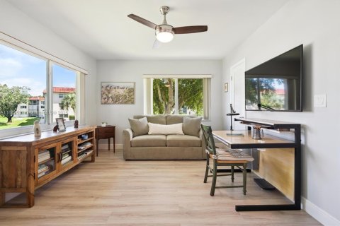 Condo in Pembroke Pines, Florida, 2 bedrooms  № 1932189 - photo 11